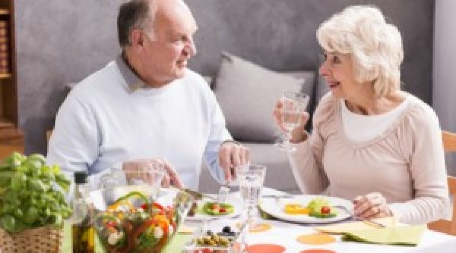 older-couple-eating-healthy-food