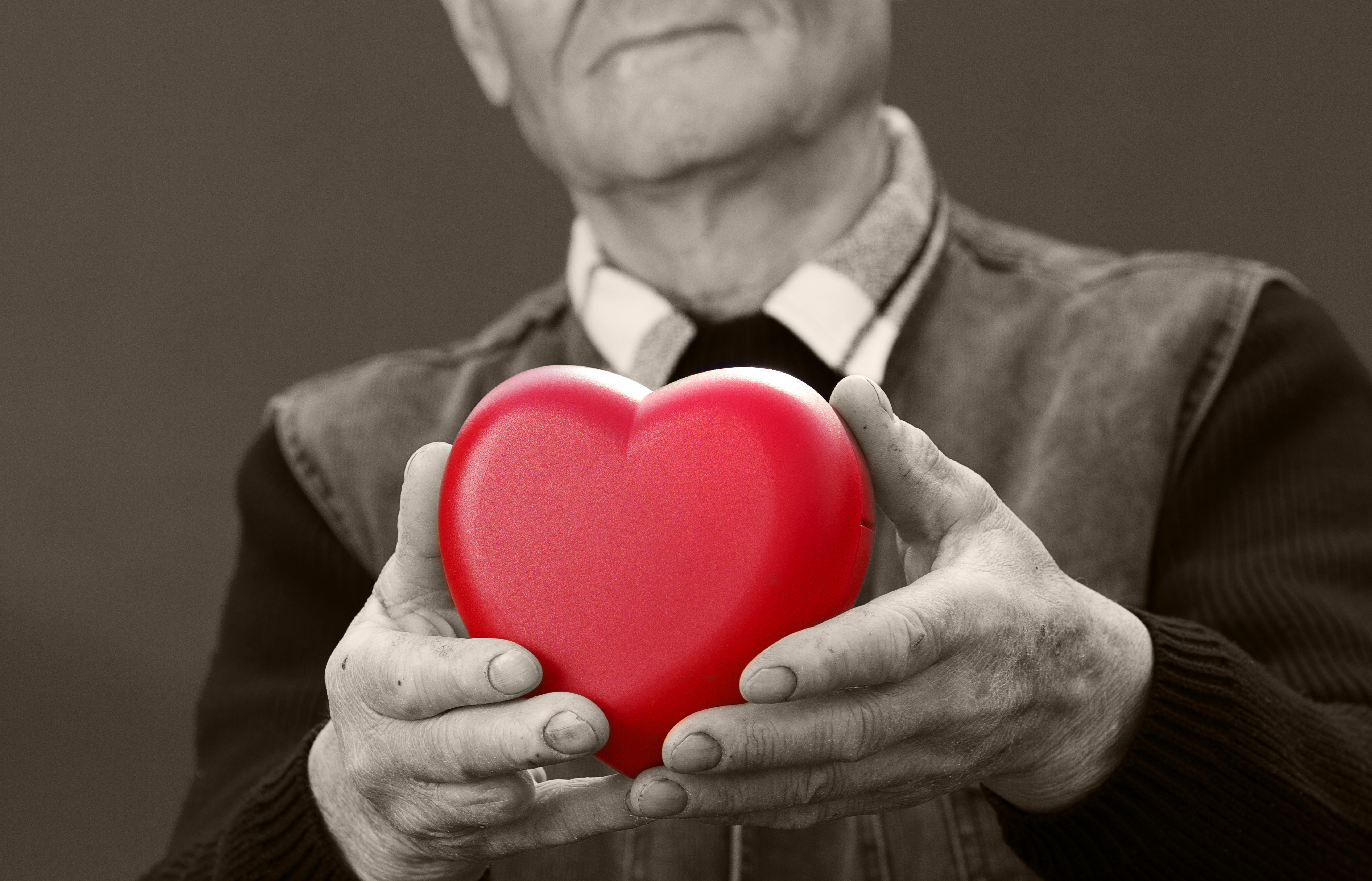 Сердечный ковид. Сердце в руках. Сердце пожилых. Сердце в старости.